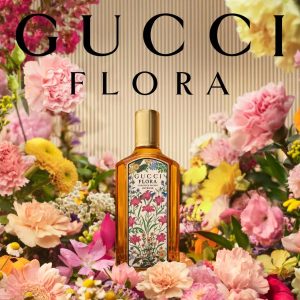 Gucci Flora Gorgeous Orchid Intense parfüümipudel värvikirevate lillede keskel õiterohkel taustal.