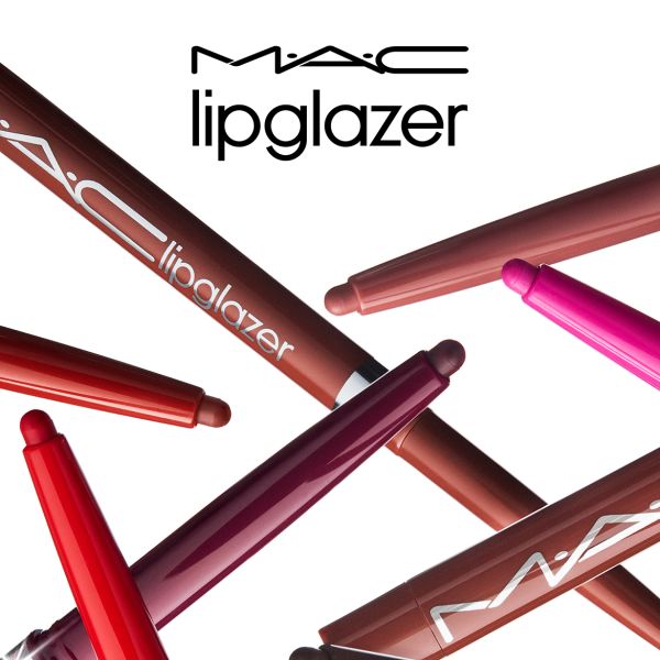 Lähivaade erinevat värvi MAC Lipglazer huulepulkadele, pealdis 'MAC lipglazer'.