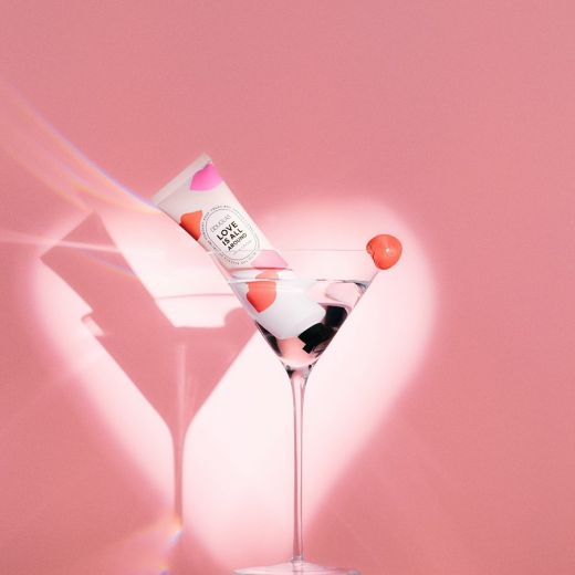 DOUGLAS COLLECTION SEASONAL LOVE IS ALL AROUND Hand Cream 