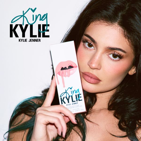 Ikooniline, nostalgiline ja julge – tutvu uue piiratud väljaande kollektsiooniga, mis tähistab „Kylie Cosmetics“ 10. aastapäeva.