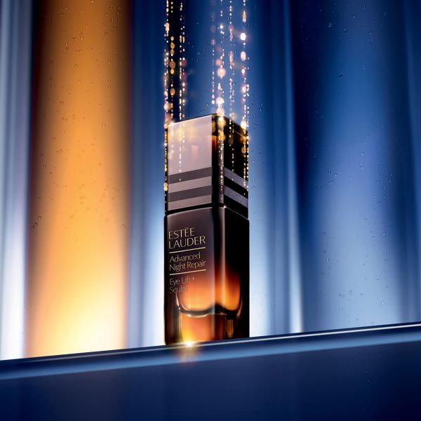 Estée Lauder Advanced Night Repair silmaseerum mustas pudelis kuldsete detailidega lubab intensiivset noorendamist.